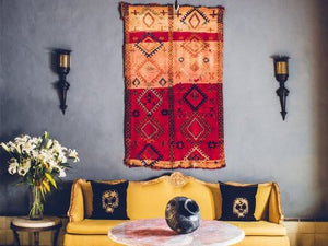 moroccan rug on wall ? looks amazing !!