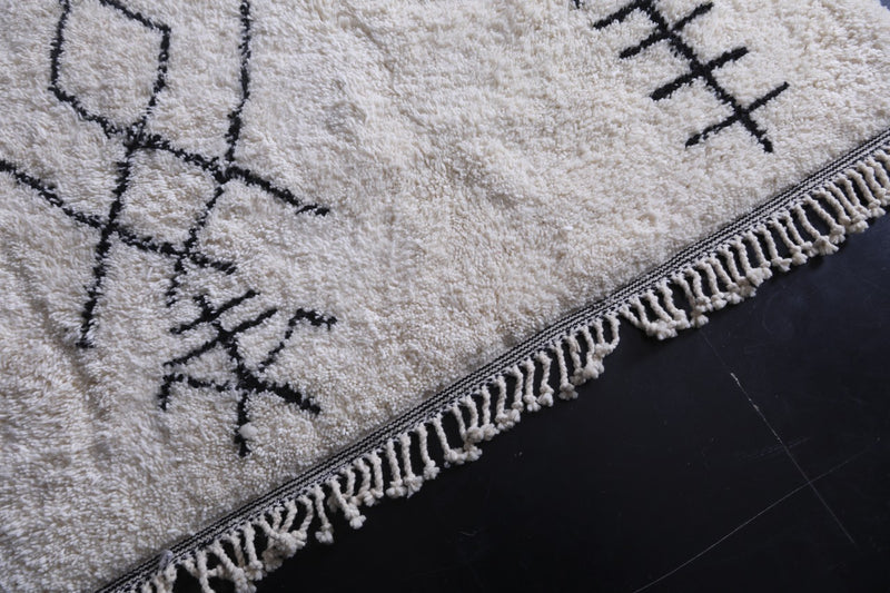 Handmade Moroccan beni ourain rug – White wool with black geometric symbols