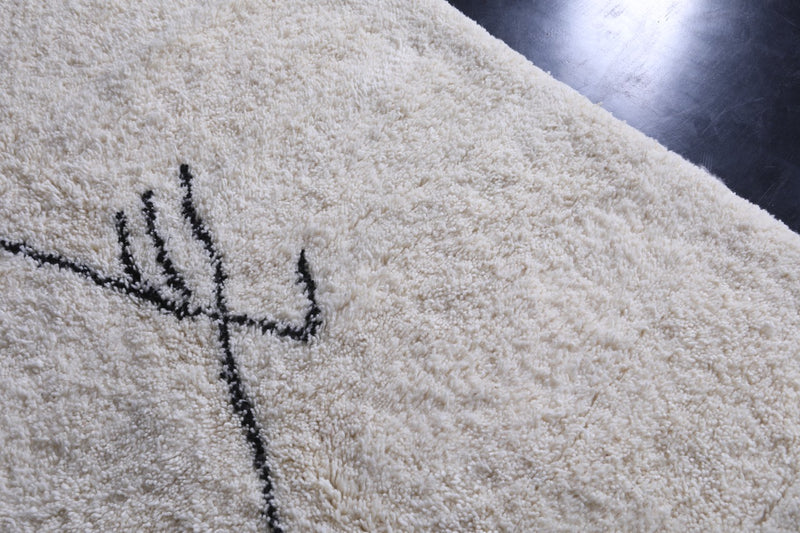 Handmade Moroccan beni ourain rug – White wool with black geometric symbols