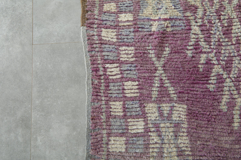Moroccan wool boujad rug – Tribal mauve and neutral cream tones - 4.4 ft x 8.9 ft