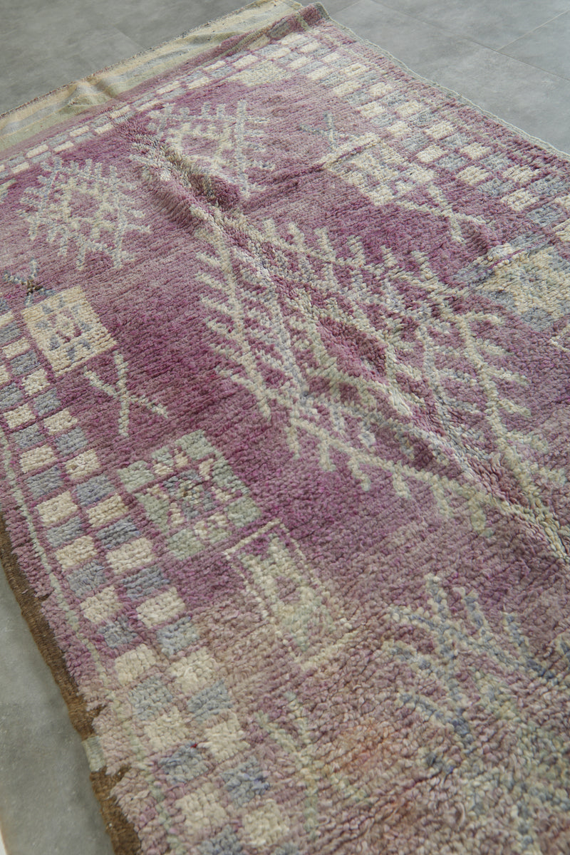 Moroccan wool boujad rug – Tribal mauve and neutral cream tones - 4.4 ft x 8.9 ft