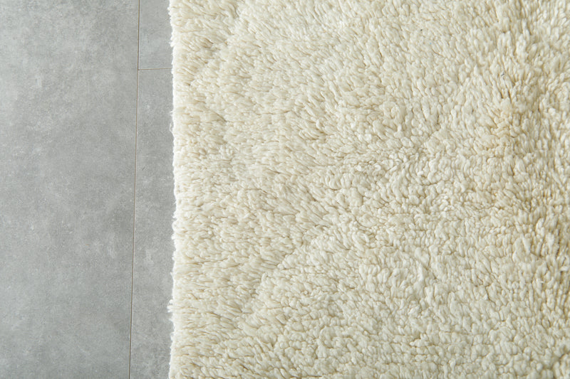 Moroccan beni ourain rug - Bold minimalism in Soft white wool - 4.7 ft x 7.5 ft