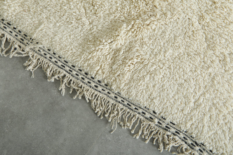 Moroccan beni ourain rug - Bold minimalism in Soft white wool - 4.7 ft x 7.5 ft