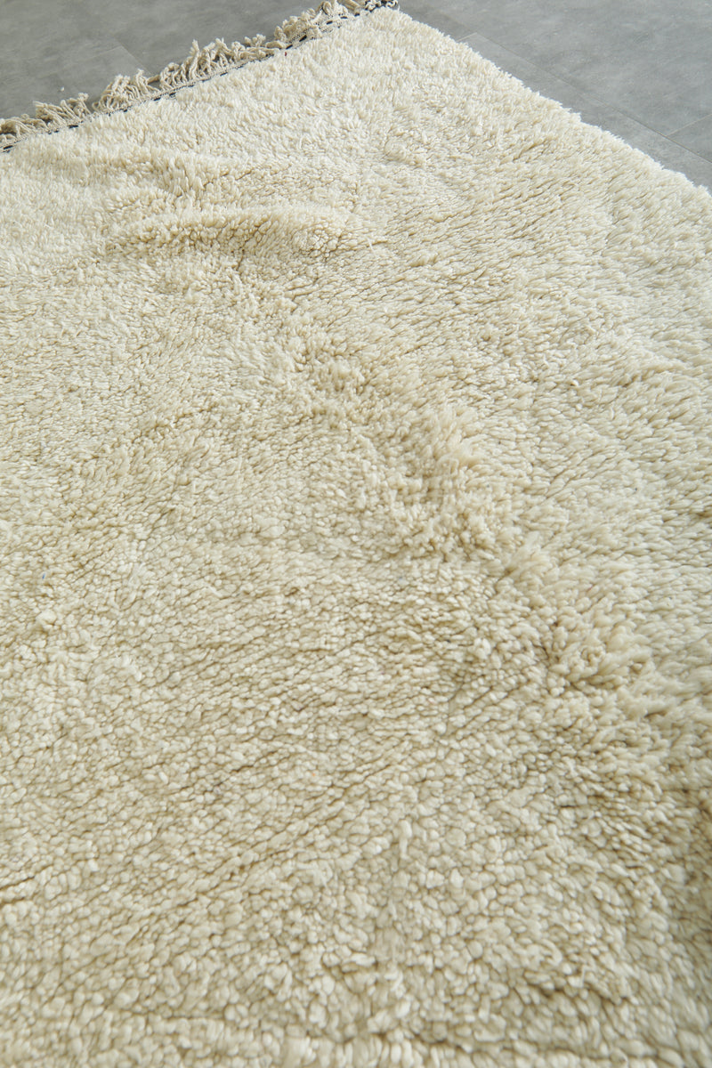 Moroccan beni ourain rug - Bold minimalism in Soft white wool - 4.7 ft x 7.5 ft