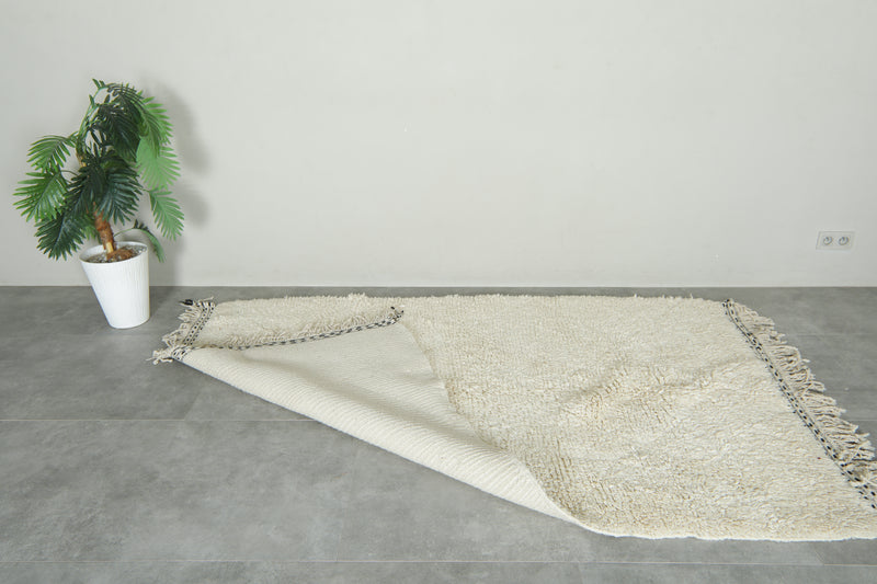 Moroccan beni ourain rug - Bold minimalism in Soft white wool - 4.7 ft x 7.5 ft