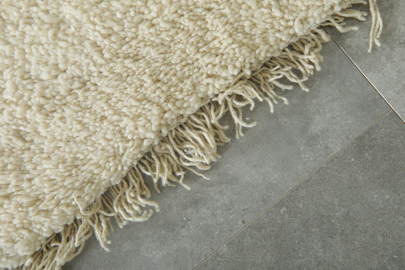 Handwoven Moroccan rug - Soft white wool rug - 2 ft x 4 ft