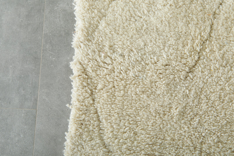 Handwoven Moroccan rug - Soft white wool rug - 2 ft x 4 ft