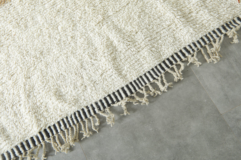 Moroccan wool rug - White base with earthy accents - 7.3 ft x 11.1 ft