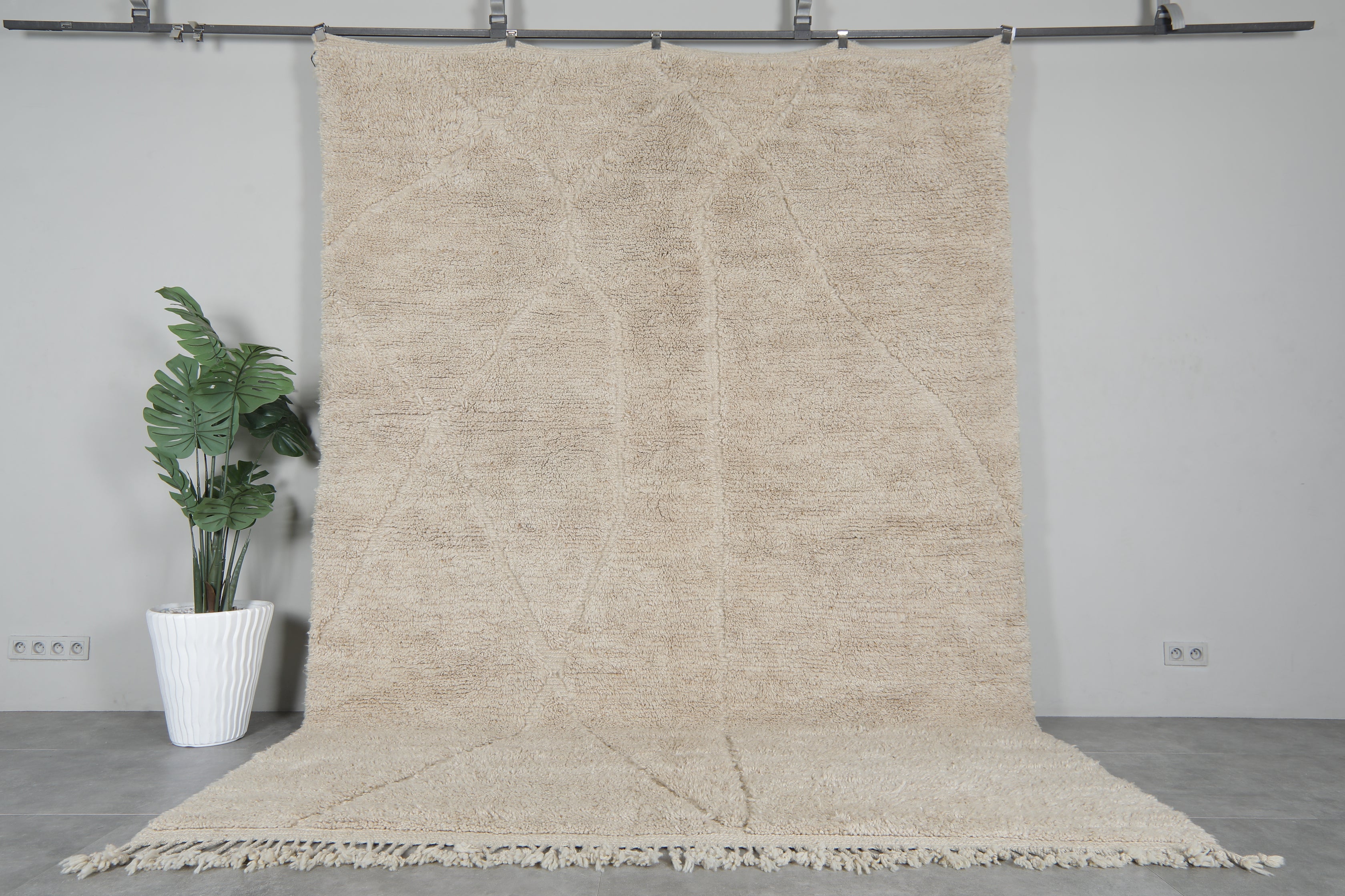 Custom beige shag rug – Soft & textured area carpet – Boucherouite Rug