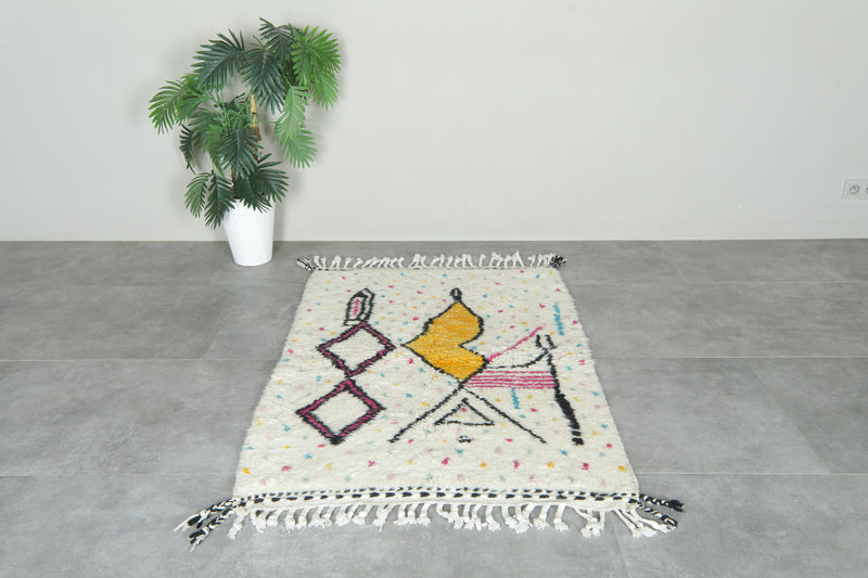 White Moroccan azilal rug with geometric design - 3.3 ft x 4.8 ft