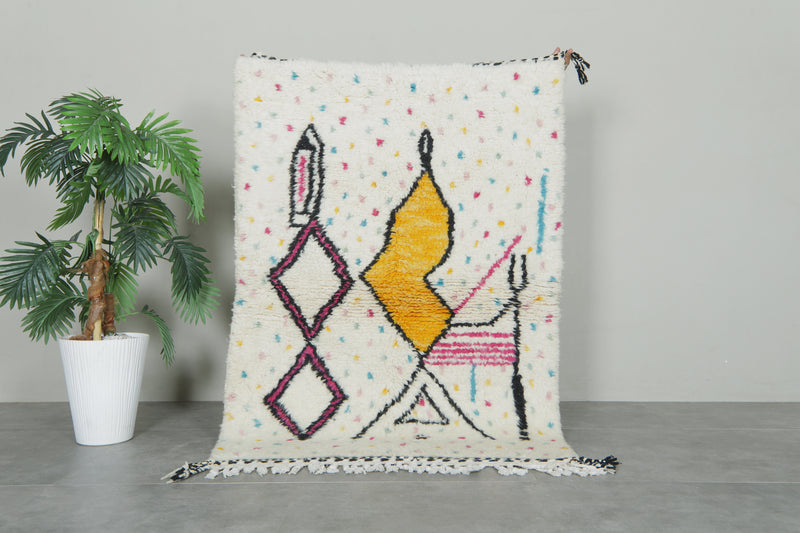 White Moroccan azilal rug with geometric design - 3.3 ft x 4.8 ft