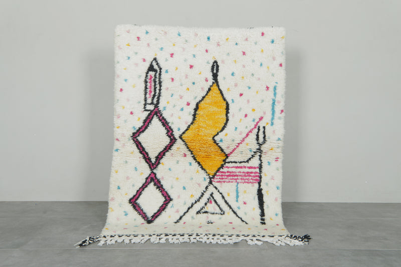 White Moroccan azilal rug with geometric design - 3.3 ft x 4.8 ft