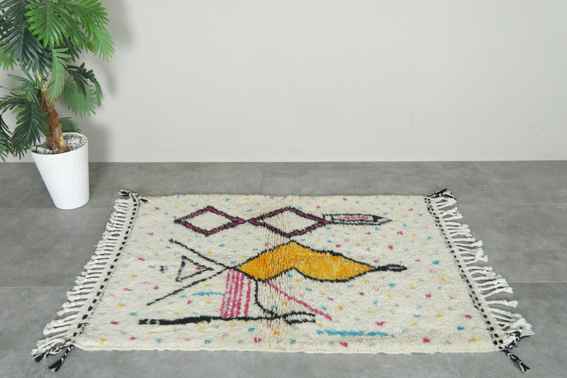 White Moroccan azilal rug with geometric design - 3.3 ft x 4.8 ft