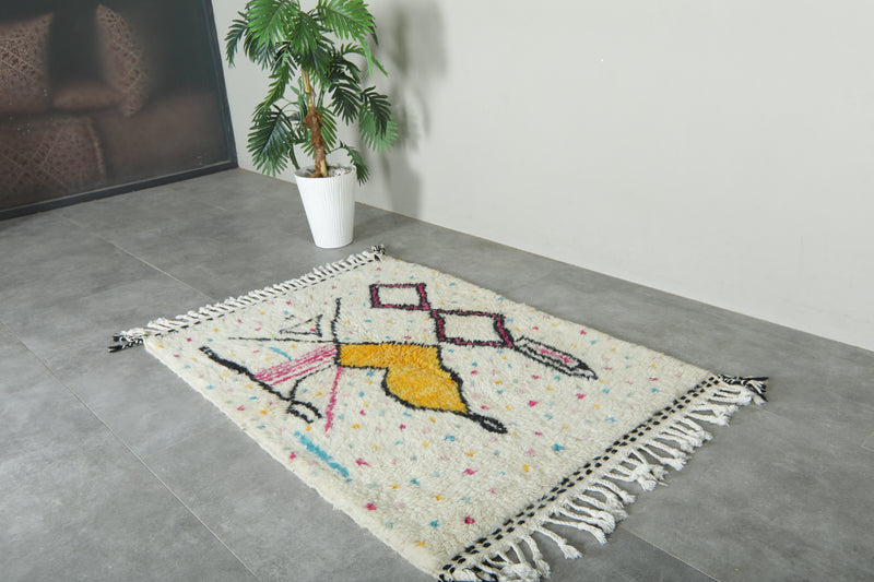 White Moroccan azilal rug with geometric design - 3.3 ft x 4.8 ft