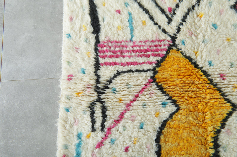 White Moroccan azilal rug with geometric design - 3.3 ft x 4.8 ft