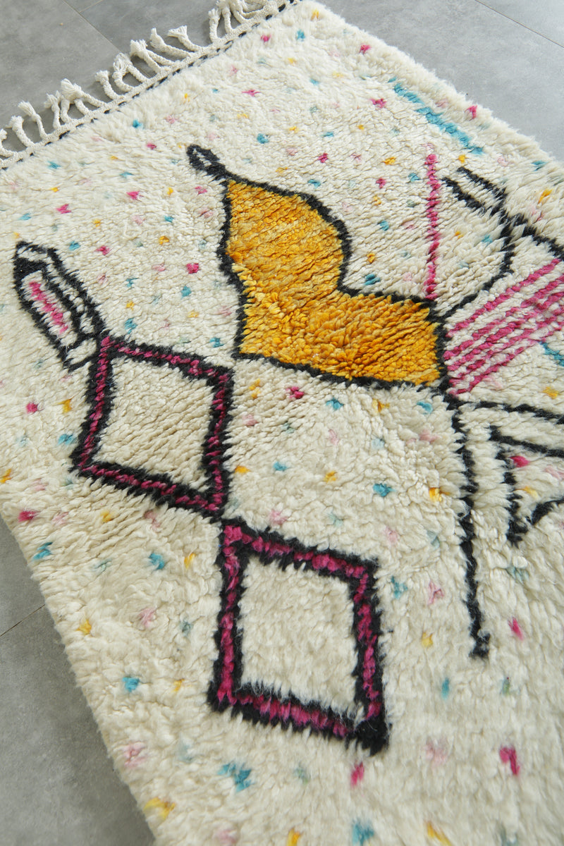 White Moroccan azilal rug with geometric design - 3.3 ft x 4.8 ft