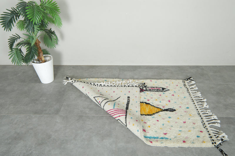 White Moroccan azilal rug with geometric design - 3.3 ft x 4.8 ft