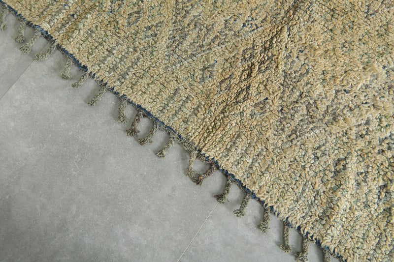 Moroccan Wool rug with beige base and soft geometric accents - 5.7 ft x 8.2 ft
