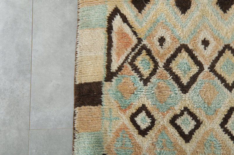 Geometric Moroccan handwoven wool rug - 4.7 ft x 9.5 ft