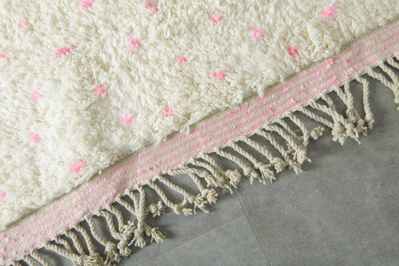 Handmade Moroccan rug – White wool with soft pink dots - Custom rug