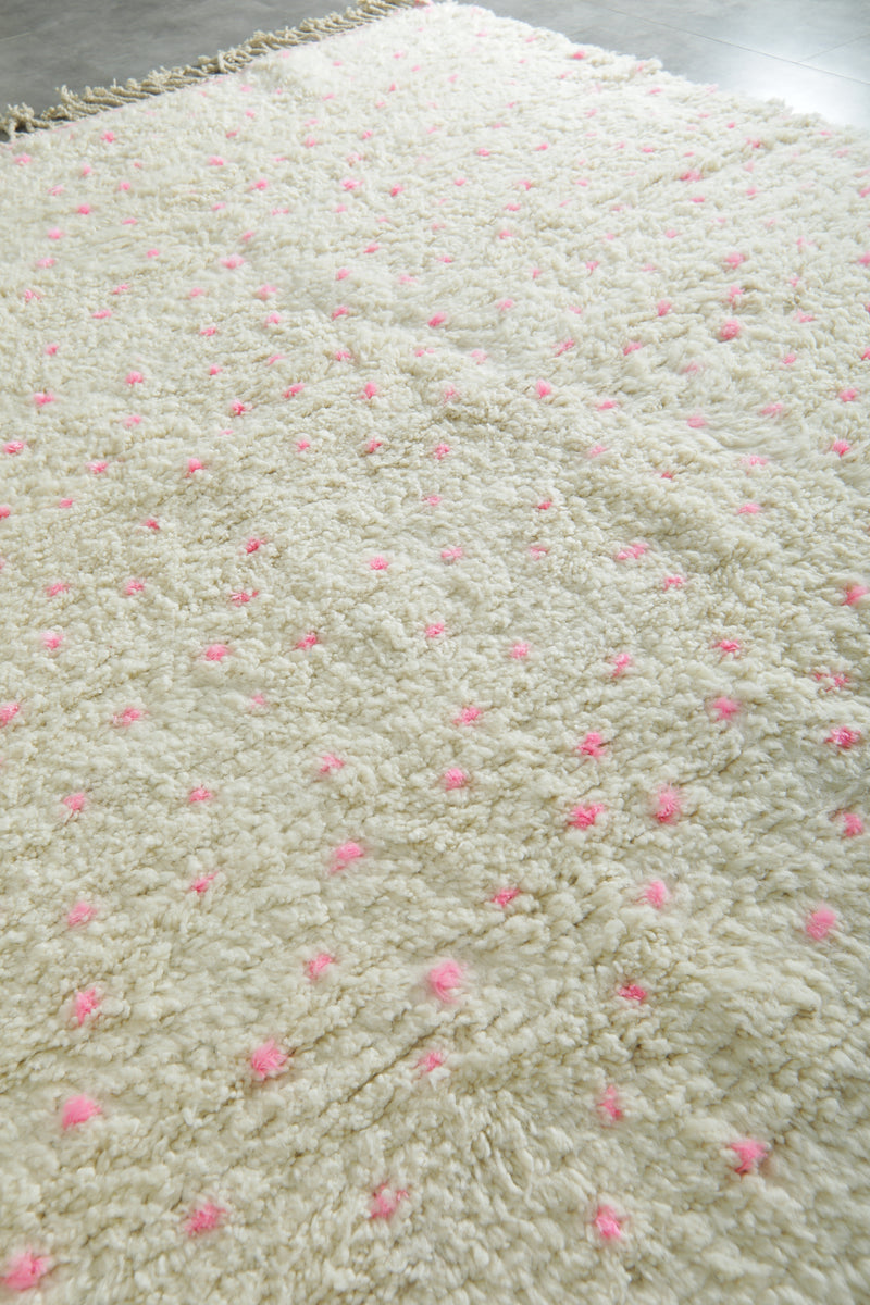 Handmade Moroccan rug – White wool with soft pink dots - Custom rug