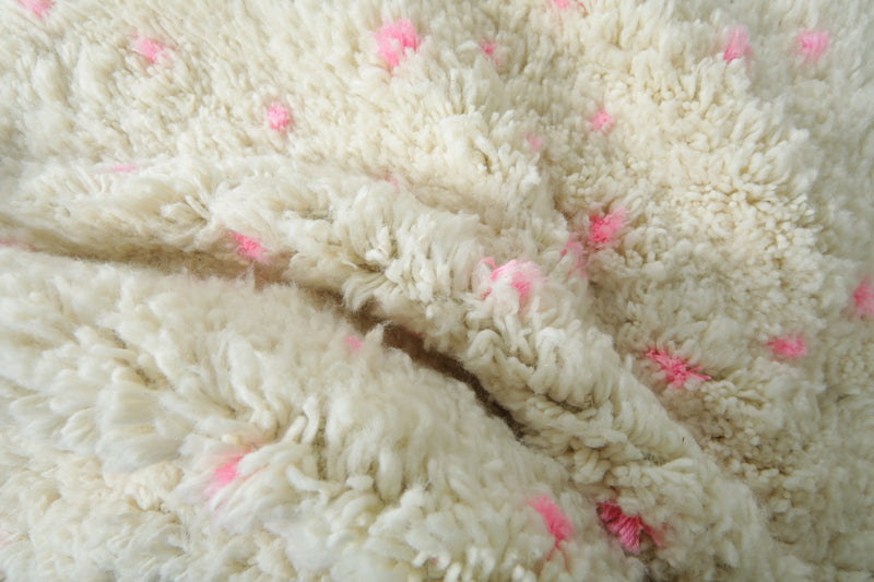 Handmade Moroccan rug – White wool with soft pink dots - Custom rug