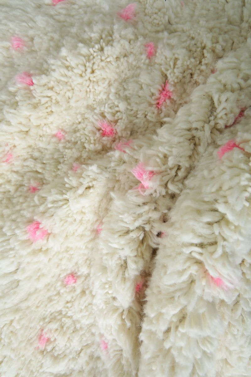 Handmade Moroccan rug – White wool with soft pink dots - Custom rug