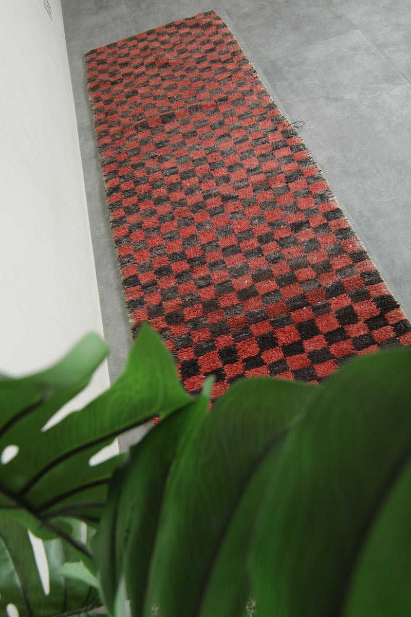 Runner Moroccan rug with checkered design - 3.2 ft x 9 ft