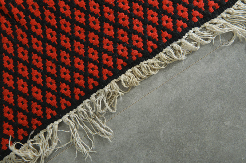 Moroccan kilim flatweave rug – Red & black diamond pattern - 1.9 ft x 4.1 ft
