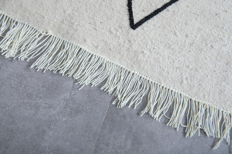 Moroccan Rug - Geometric Diamond Pattern 4.6 x 6.8 ft | Handwoven Wool - Flat woven rugs