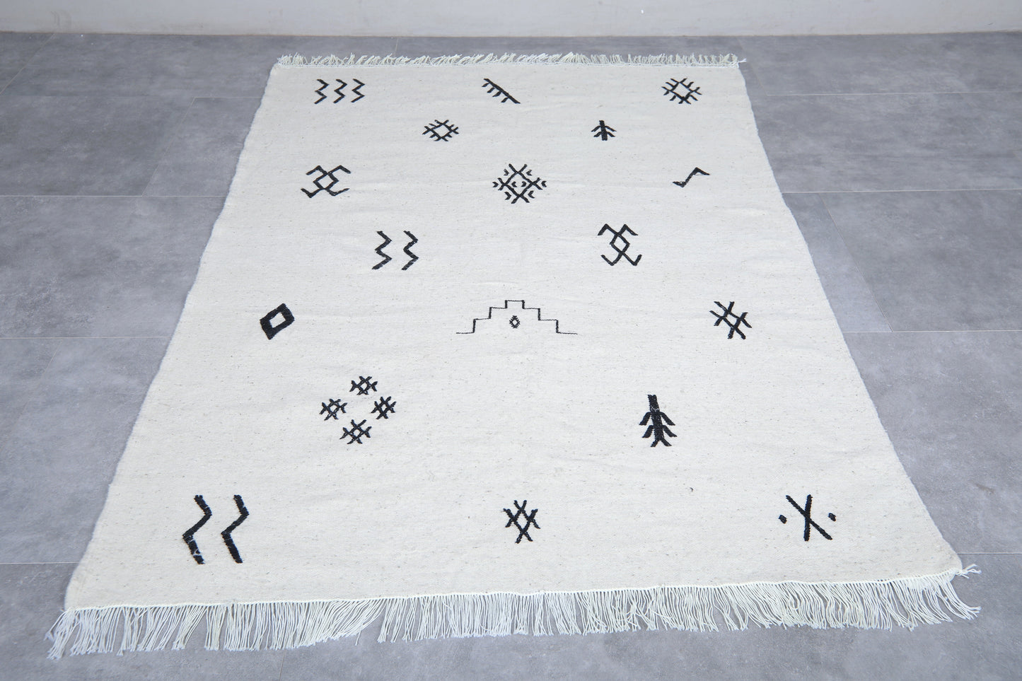 Moroccan rug 4.8 X 6.9 Feet
