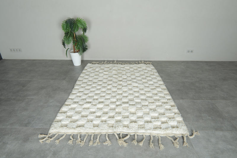Handmade beige & white checkered Moroccan rug - 5.1 ft x 7.3 ft