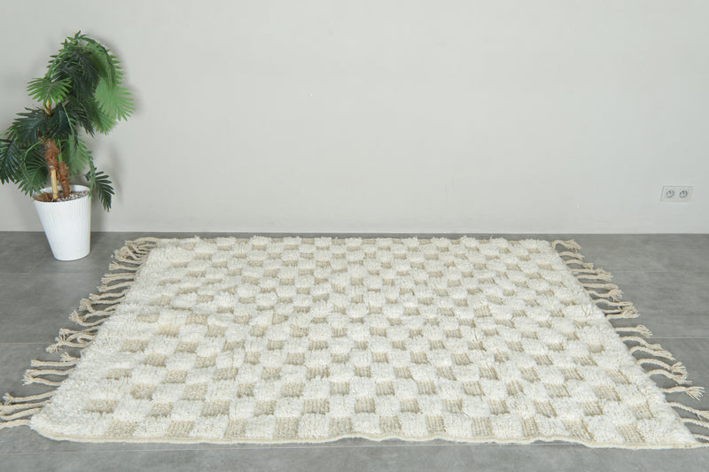 Handmade beige & white checkered Moroccan rug - 5.1 ft x 7.3 ft