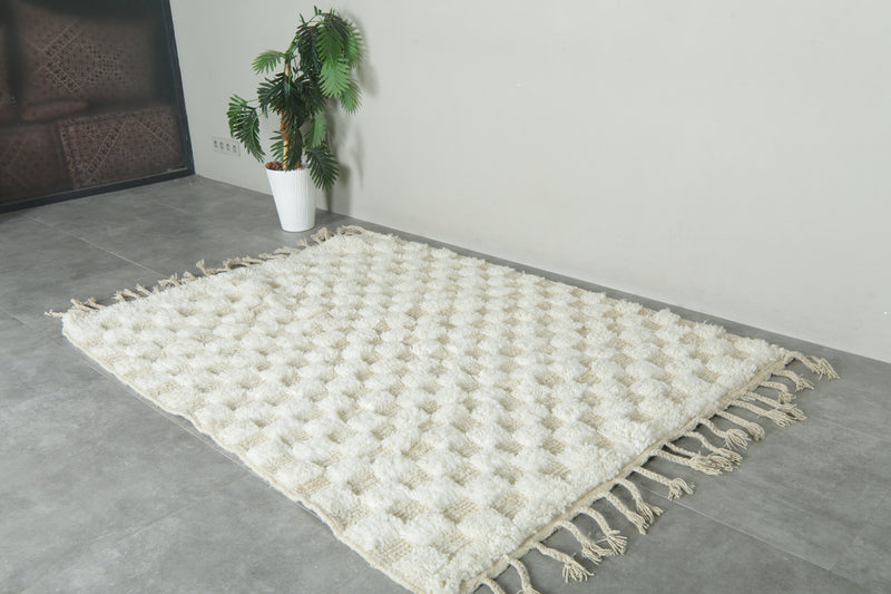 Handmade beige & white checkered Moroccan rug - 5.1 ft x 7.3 ft
