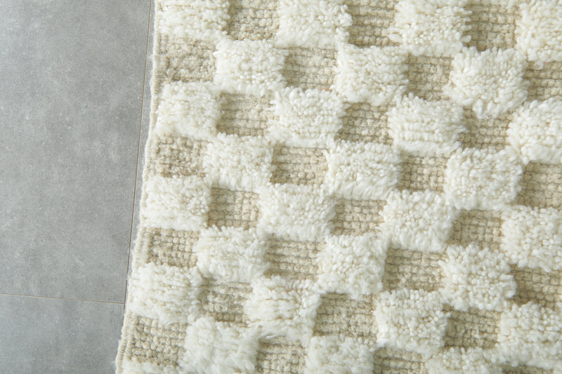 Handmade beige & white checkered Moroccan rug - 5.1 ft x 7.3 ft