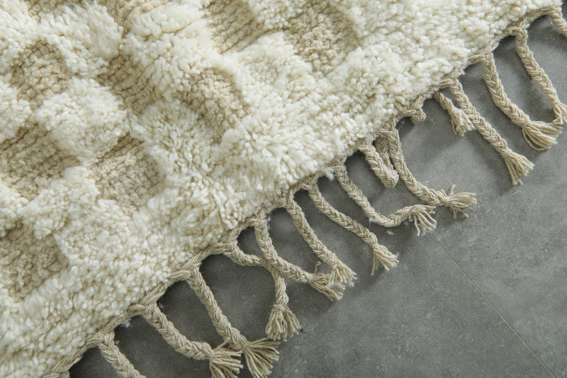 Handmade beige & white checkered Moroccan rug - 5.1 ft x 7.3 ft