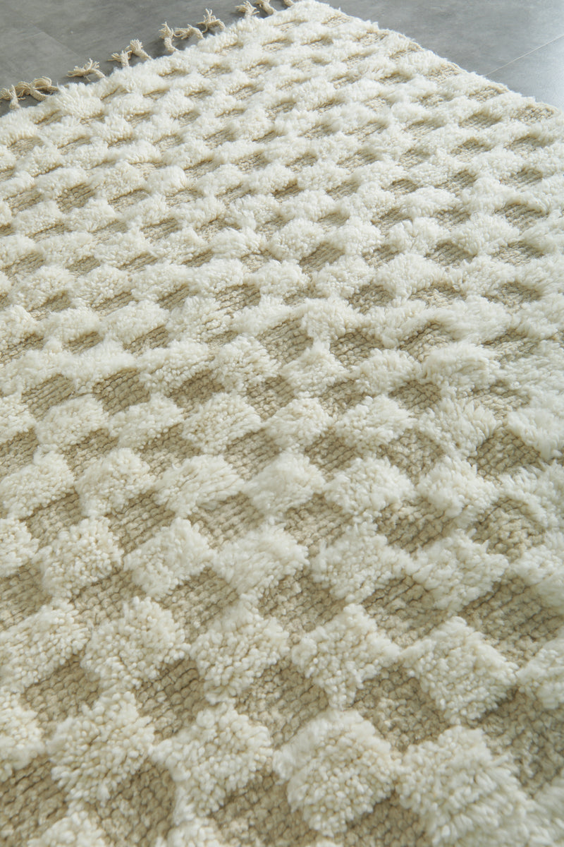 Handmade beige & white checkered Moroccan rug - 5.1 ft x 7.3 ft