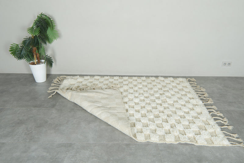 Handmade beige & white checkered Moroccan rug - 5.1 ft x 7.3 ft
