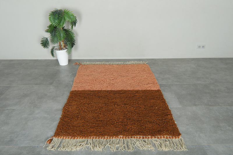Peach & brown Moroccan minimalist rug - 4.1 FT X 6.2 FT
