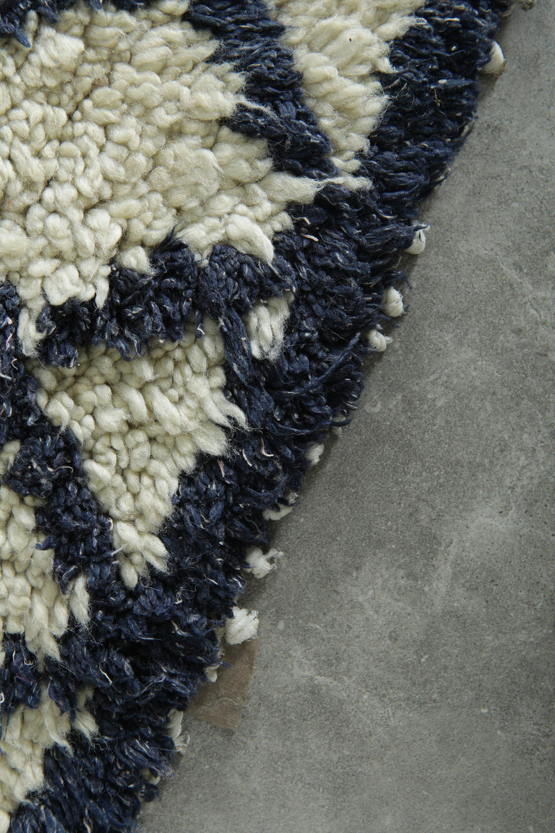 White & blue Moroccan azilal rug - 2.5 ft x 5.7 ft