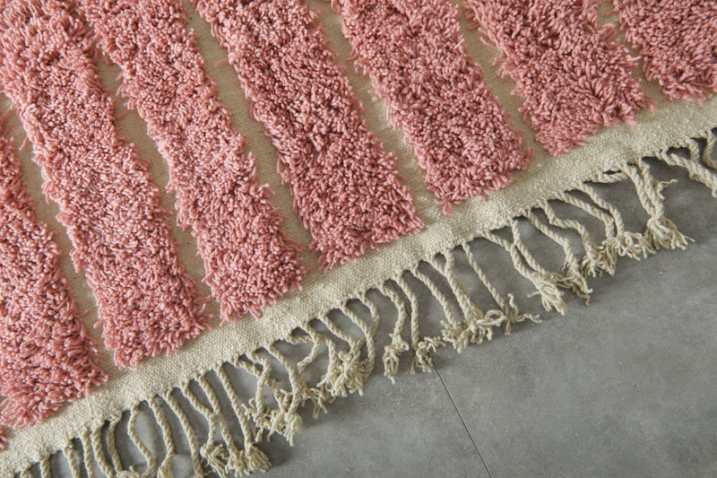 Handmade pink and white Moroccan wool rug - 8.2 ft x 10.2