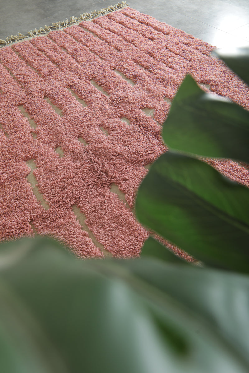 Handmade pink and white Moroccan wool rug - 8.2 ft x 10.2