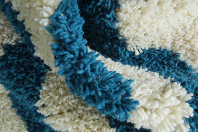 Wavy blue & ivory Moroccan rug – Modern wool design - 8.3 ft x 10 ft