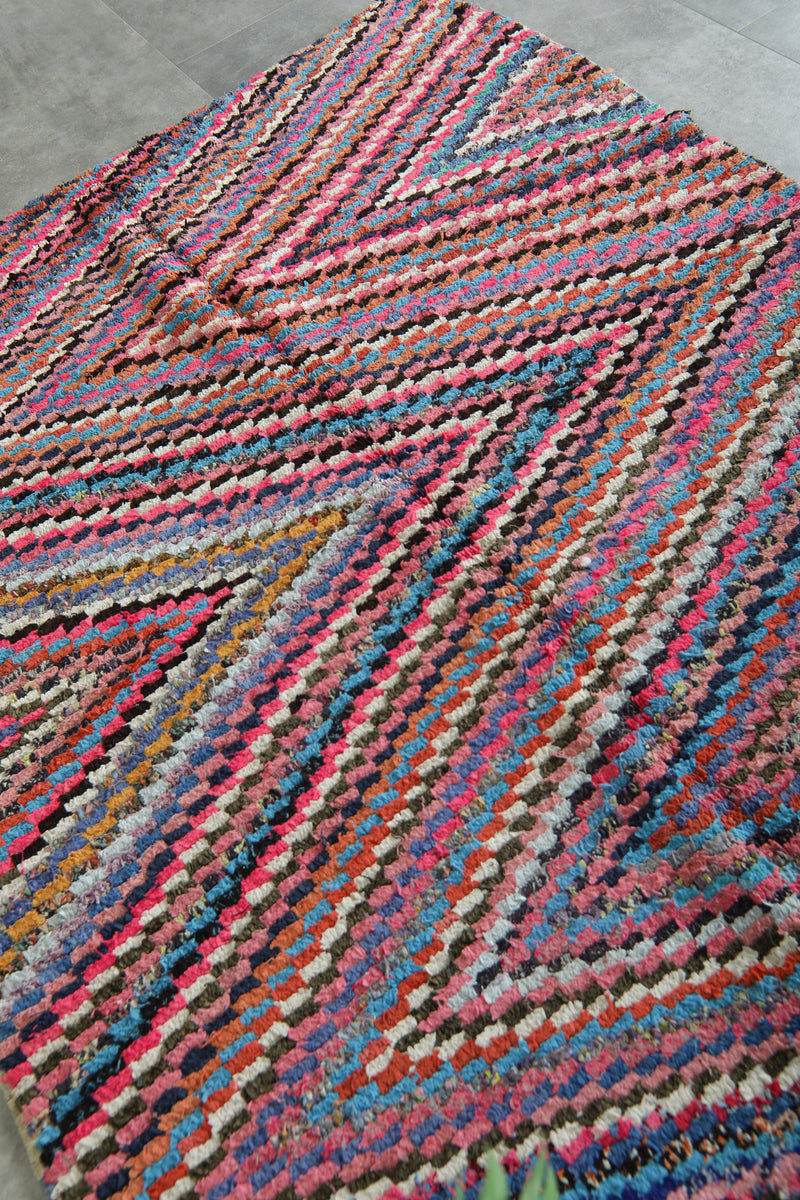 Moroccan boucherouite rug with multicolor zigzag - 4.1 ft x 5.2 ft