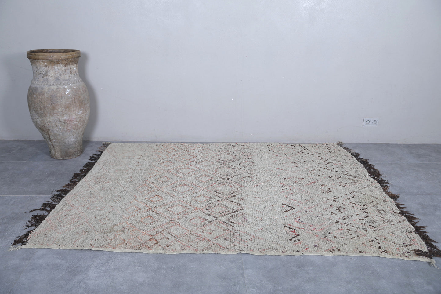 Moroccan rug 5.6 X 7.9 Feet