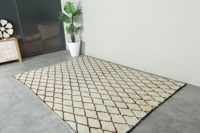 Beige Moroccan rug with black & red diamond design - 6.5 ft x 9 ft