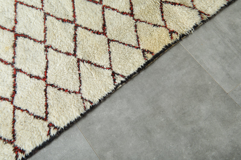 Beige Moroccan rug with black & red diamond design - 6.5 ft x 9 ft