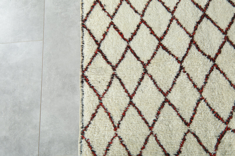 Beige Moroccan rug with black & red diamond design - 6.5 ft x 9 ft