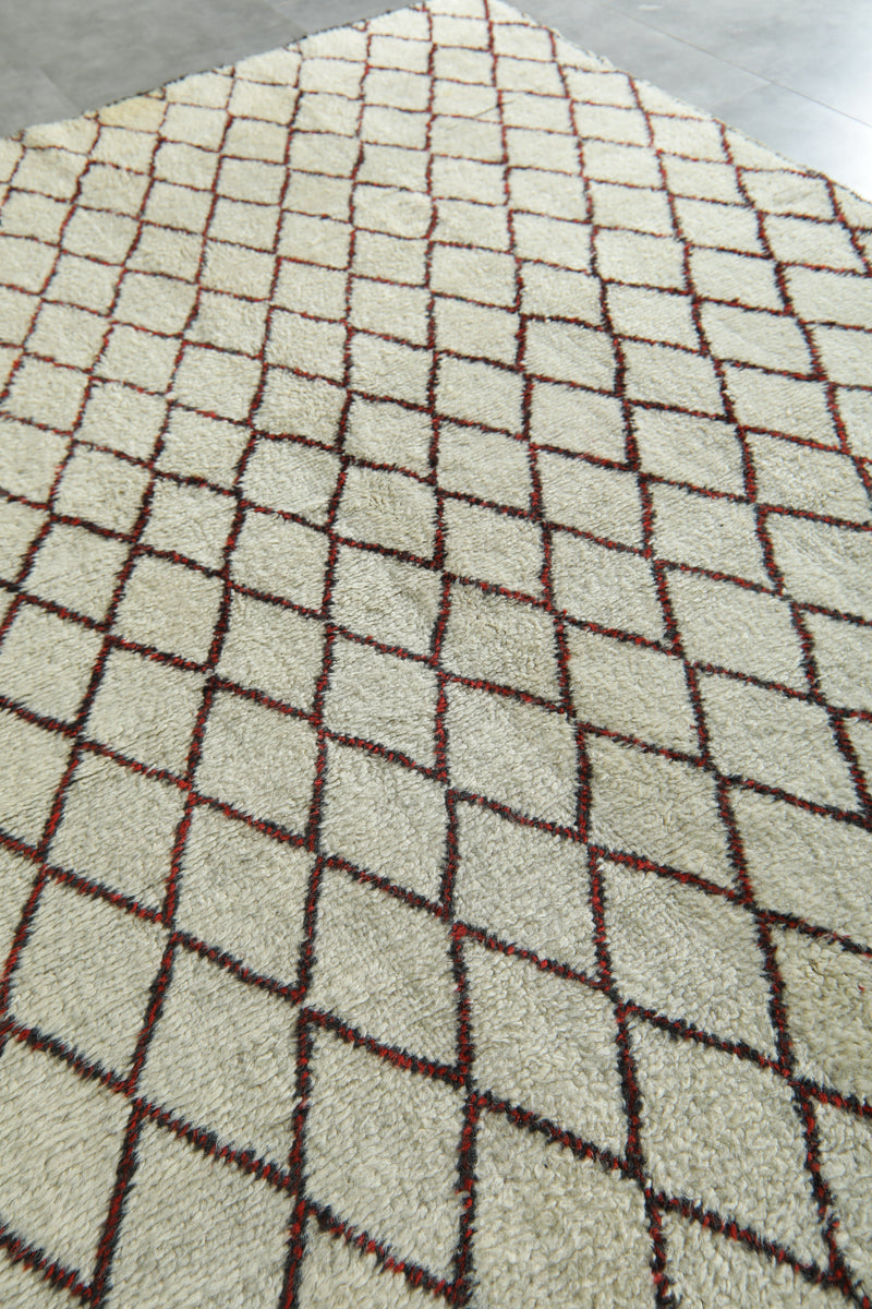 Beige Moroccan rug with black & red diamond design - 6.5 ft x 9 ft
