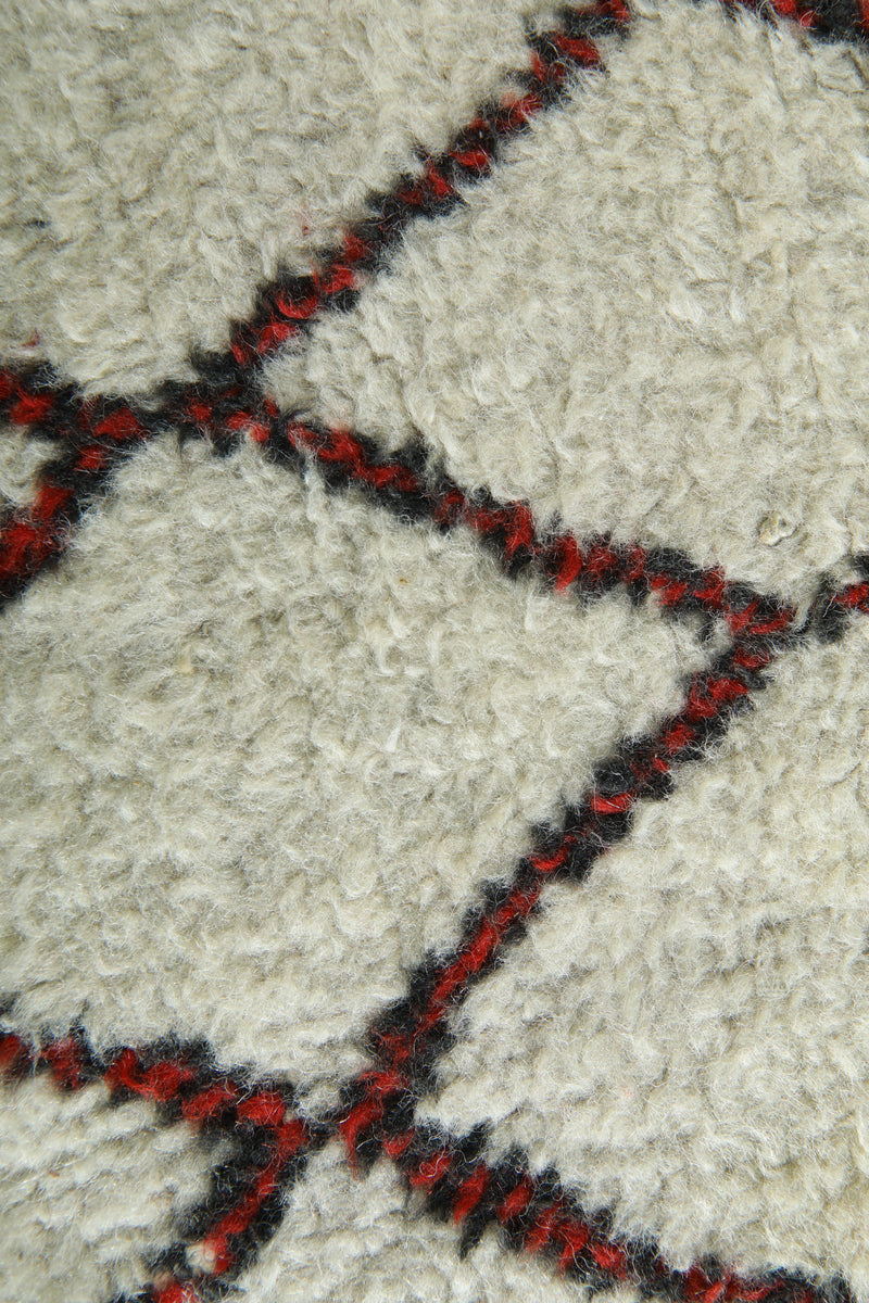 Beige Moroccan rug with black & red diamond design - 6.5 ft x 9 ft